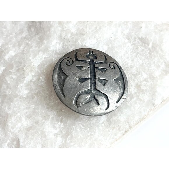 Scorpion Shape Carved Silver Toned Round Hammered Vintage Costume Jewelry Brooch - Picture 4 of 4